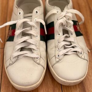 Gucci White Leather Sneakers with Green and Red Web Stripe